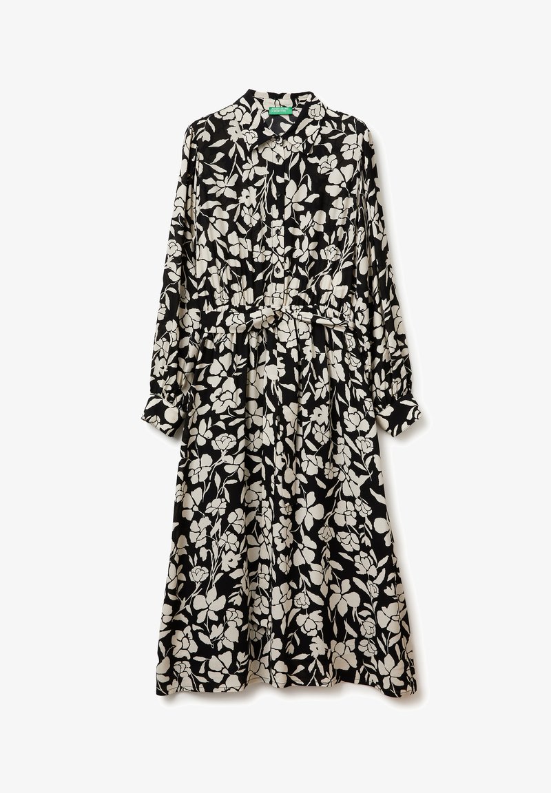 Czarna sukienka w kwiaty z długimi rękawami, zapinana na guziki z wiązaniem w talii. Wykonana z gładkiego materiału z białym wzorem w kwiaty na całej powierzchni.