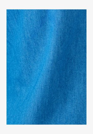 Blauwe stof met fijne textuur en subtiele plooien, die een zacht, glad oppervlak en een gelijkmatig weefpatroon toont.