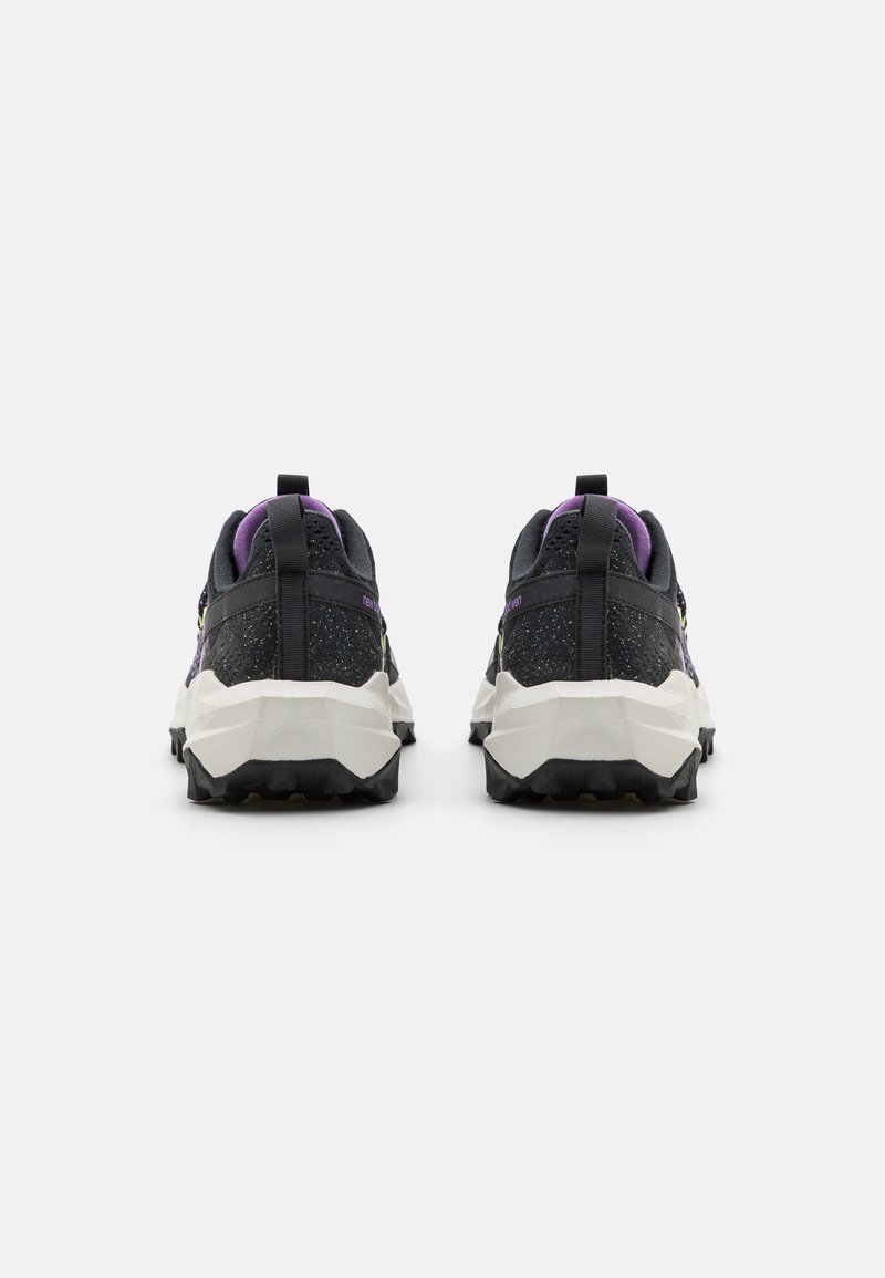 Schwarze und lila Sportschuhe mit einem Obermaterial aus Netzgewebe, strukturierter Oberfläche und multidirektionalen Gummisohlen, ausgestattet mit Zuglaschen und verstärktem Absatz.
