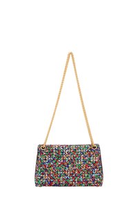 Geantă țesută multicolor cu un model geometric, curea din lanț auriu și margine neagră. Dimensiunile și detaliile închiderii nu sunt vizibile.