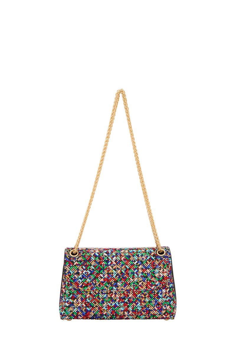 Geantă țesută multicolor cu un model geometric, curea din lanț auriu și margine neagră. Dimensiunile și detaliile închiderii nu sunt vizibile.
