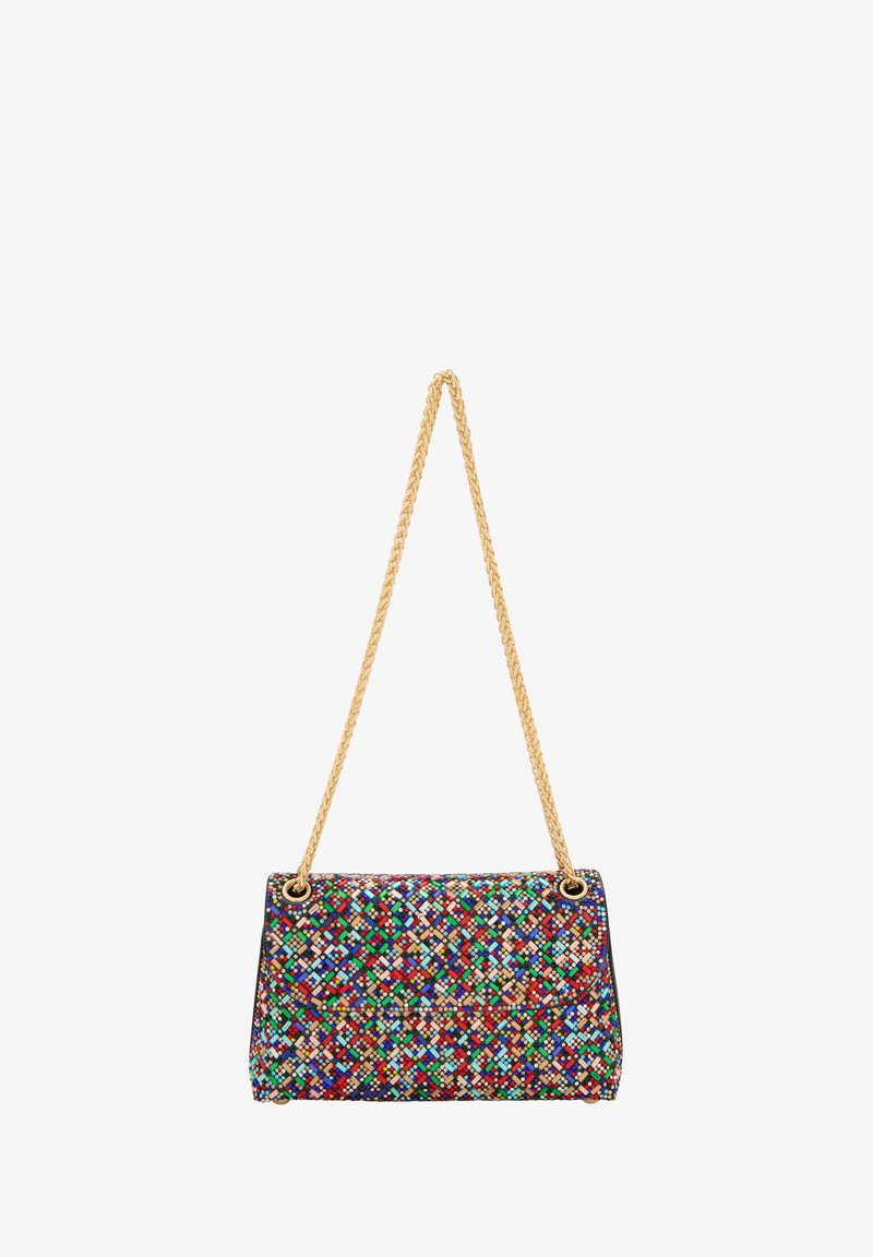 Geantă țesută multicolor cu un model geometric, curea din lanț auriu și margine neagră. Dimensiunile și detaliile închiderii nu sunt vizibile.