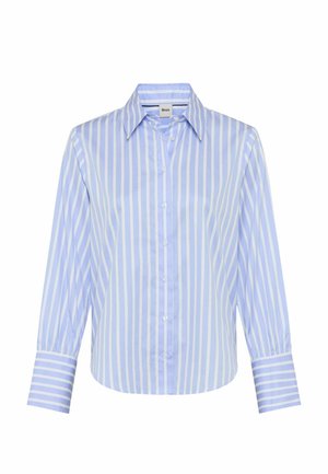Lyseblå skjorte med knapper og hvide lodrette striber. Har spids krave og stribede manchetter. Fremstillet af glat stof.
