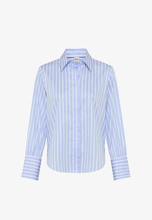 Lyseblå skjorte med knapper og hvide lodrette striber. Har spids krave og stribede manchetter. Fremstillet af glat stof.