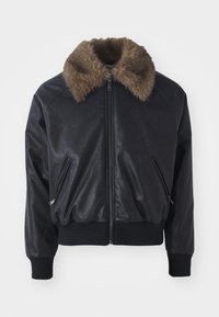 Giacca bomber in pelle nera con colletto in pelliccia sintetica, polsini e orlo a coste, e due tasche anteriori con zip. Tessuto liscio, design elegante.