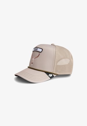 Gorra beige con una parte frontal sólida, lados de malla, diseño de calavera bordado y parche que dice "MUERTO". Cuenta con un visor curvado y correa trasera elástica.