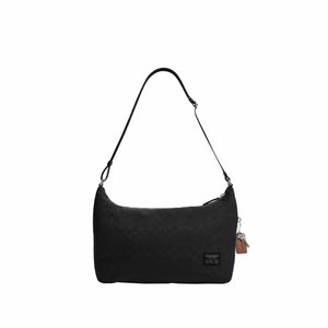 Zwarte coach schoudertas met verstelbare riem, subtiel reliëfpatroon, ritssluiting en aangehechte leren sleutelhanger.