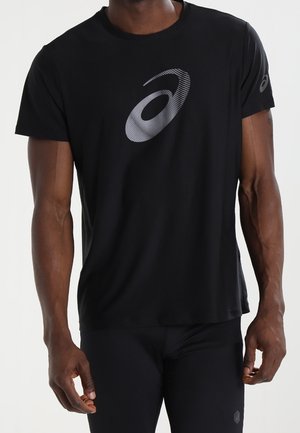 Mann trägt ein schwarzes, kurzärmeliges Sportshirt mit einem großen grauen Asics-Logo auf der Brust und einem kleineren Logo auf dem linken Ärmel.