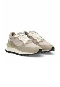 Zapatillas de ante beige con acentos de malla, cordones blancos y una suela texturizada negra. Detalles verdes en el talón y el logo en la lengüeta.