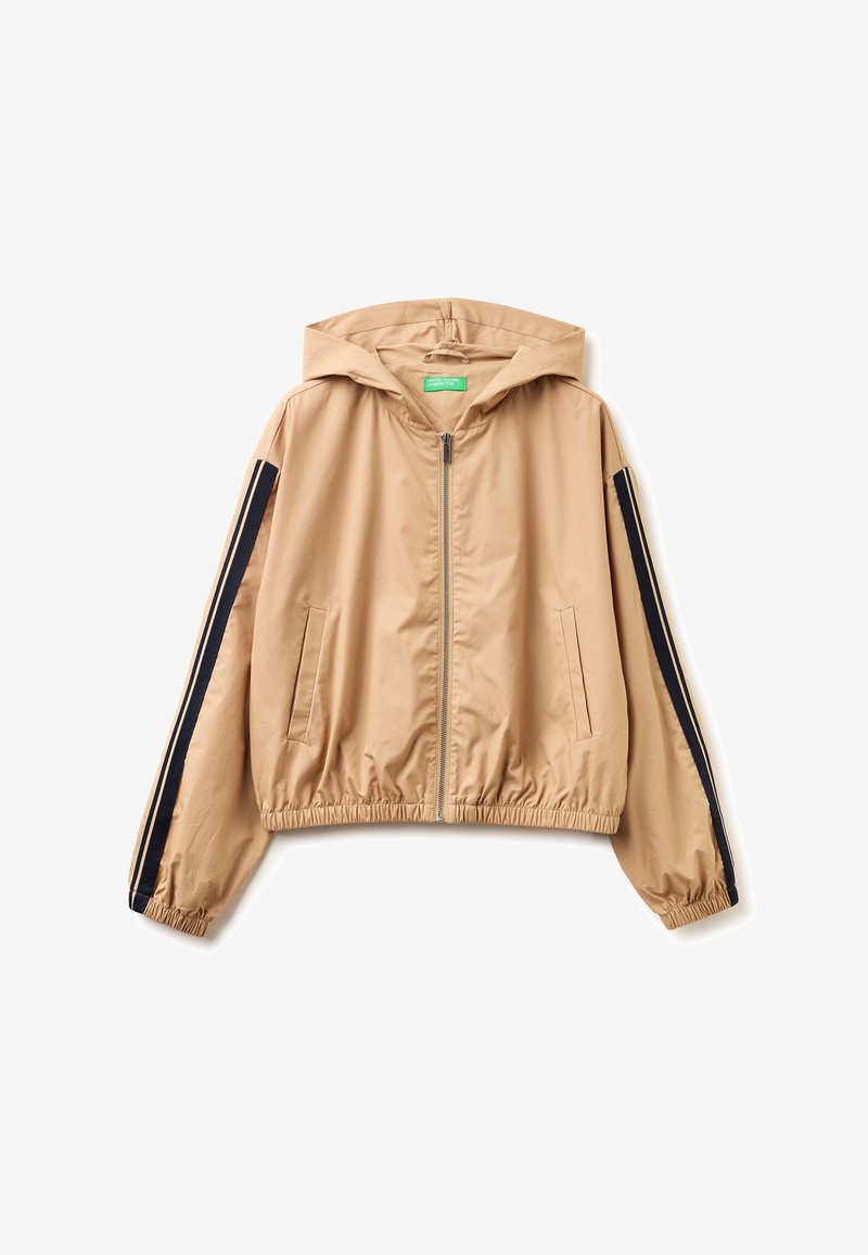 Beige Kapuzenjacke mit Frontreißverschluss, elastischen Bündchen und Saum, Seitentaschen sowie schwarzen und beigen Streifen an beiden Ärmeln.
