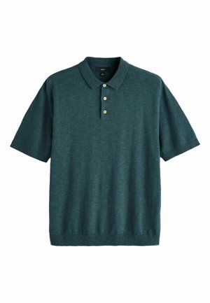 Tricou polo verde-albăstrui închis cu mâneci scurte, prevăzut cu trei nasturi deschis la culoare și tiv nervurat pe un fundal alb.