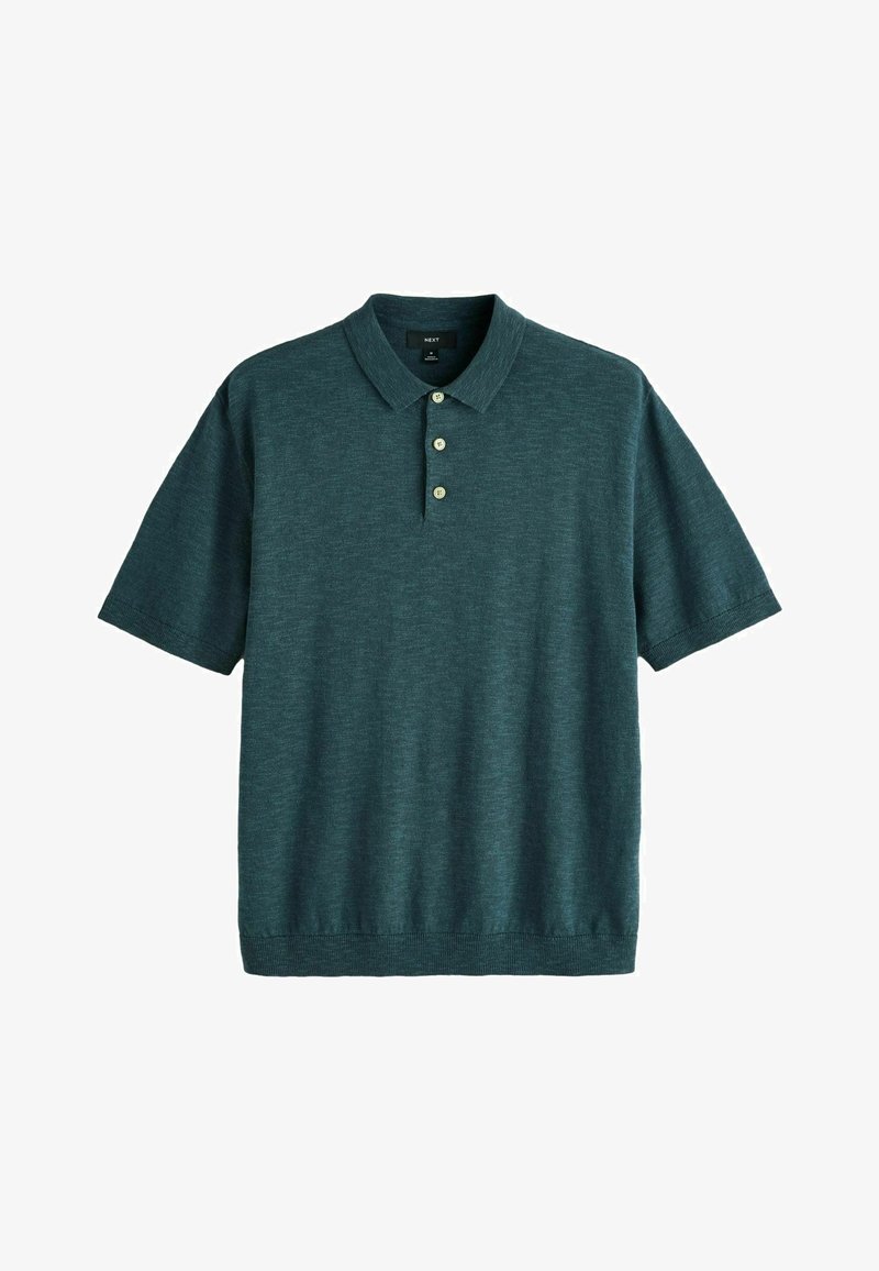 Tume-türkiissinine lühikeste varrukatega polosärk, millel on kolm heledat nööpi ja soonikkääristus valgel taustal.