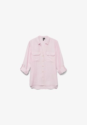 Heled roosa nööpidega särk, millel on tekstuuriga kangas, kaks rinnataskut ja üles keeratud varrukad. Omab avarat kaelust ja ümardatud serva.