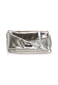 Clutch bag metallica argento con texture increspata e una sezione glitterata. Presenta una tracolla in catena argento e chiusura a zip.