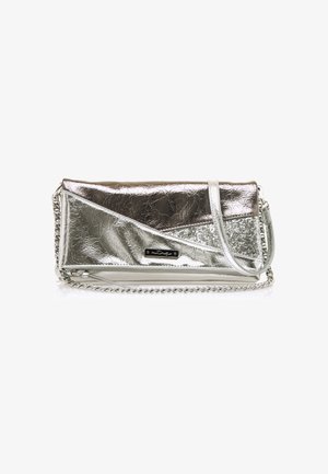 Clutch bag metallica argento con texture increspata e una sezione glitterata. Presenta una tracolla in catena argento e chiusura a zip.