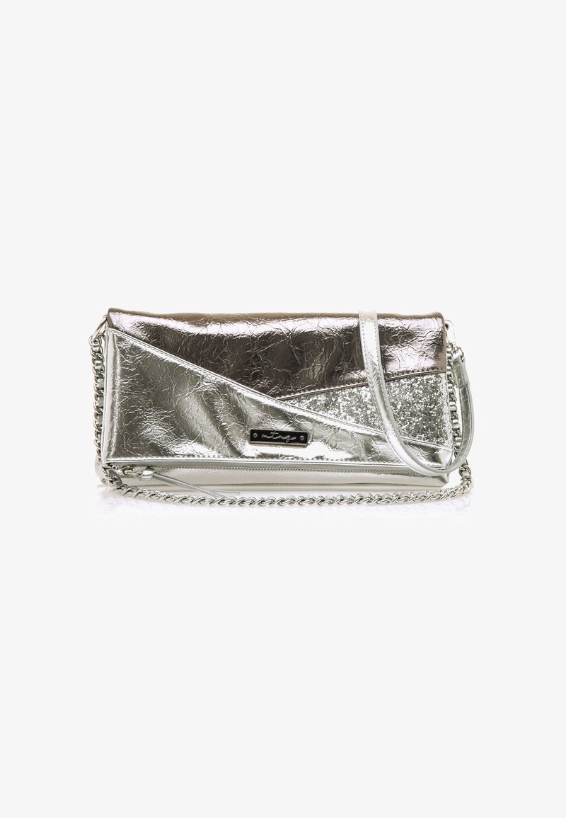 Clutch bag metallica argento con texture increspata e una sezione glitterata. Presenta una tracolla in catena argento e chiusura a zip.