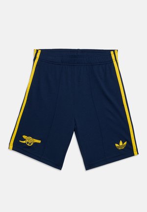 Granatowe krótkie spodenki sportowe z żółtymi bocznymi paskami, żółte logo armaty na lewej nodze oraz żółte logo Adidas trefoil na prawej nodze.