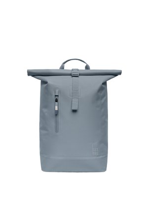 Lyseblå roll-top rygsæk med front vertikal lynlåslomme, top håndtag, spærring lukning og "GOT BAG." logo i nederste højre hjørne.