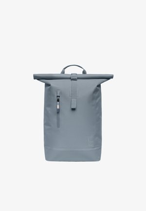 Lyseblå roll-top rygsæk med front vertikal lynlåslomme, top håndtag, spærring lukning og "GOT BAG." logo i nederste højre hjørne.