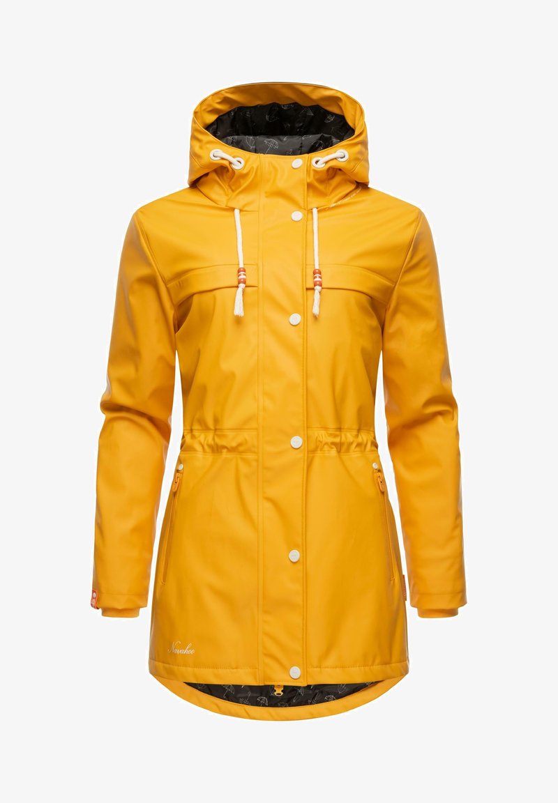 Veste imperméable jaune avec capuche, cordons de serrage, boutons sur le devant et poches zippées sur les côtés. Possède une doublure intérieure à motifs.