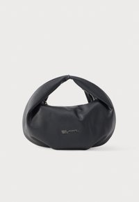 Μαύρη μαλακή δερμάτινη τσάντα hobo με μαζεμένη λαβή και ασημένιο λογότυπο "Karl Lagerfeld Jeans" μπροστά, παρουσιάζεται σε απλό φόντο.