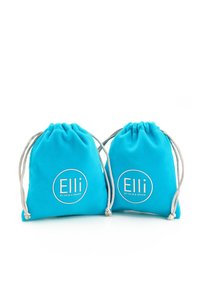 Set aus zwei türkisfarbenen Stoff-Zugbeuteln mit silbernen Akzenten, auf denen in weißer Schrift "Elli by Julie & Grace" auf der Vorderseite steht.