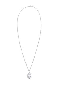 Sidabrinė grandinėlė su ovalo formos pakabuku, kuriame yra tekstūruotas dizainas, pakabintas ant subtilios grandinėlės, užsegta užsegimu.