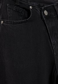 PULL&BEAR Leveälahkeiset - black