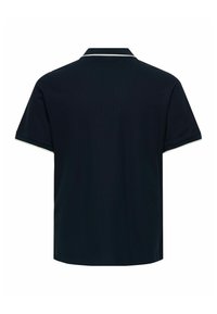 Polo noir à manches courtes avec bordure blanche sur le col et les bords des manches, vu de dos sur un fond blanc.