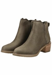 Botas de tobillo grises con un acabado de cuero suave, paneles laterales elásticos y un tacón apilado. La suela presenta un patrón de tracción para un mejor agarre.