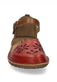 Sandalo rosso in pelle con motivi floreali ritagliati, cinturino regolabile marrone e suola texture. Caratterizzato da punta arrotondata e tacco basso.