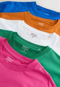 Cinq t-shirts à col rond de taille moyenne pliés en bleu, orange, blanc, vert et rose, étiquetés NEXT Relaxed Fit.