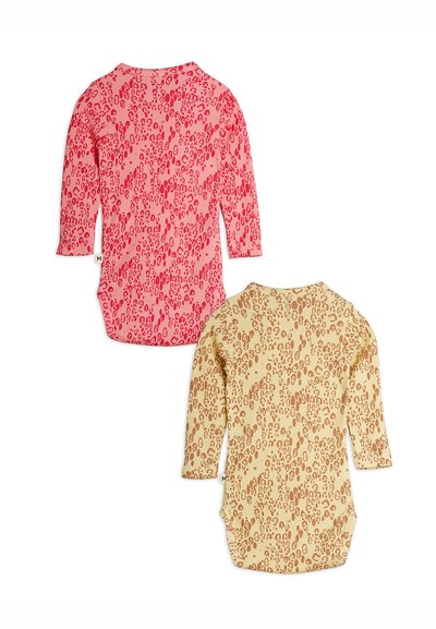 Dvoje bodysuitov s dlhými rukávmi v ružovej a žltej farbe, zdobené vzorom leopardích škvŕn. Tkanina je rebrovaná, má okrúhly výstrih a zapínanie na cvočky.