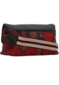 Rektangulær taske med et rødt og sort blomstermønster stof, sort læder top og en beige stribet strop. Har en lynlåslukning i toppen.