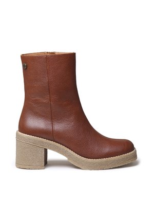 Bottes de cheville en cuir marron avec une finition texturée, bout rond et un talon en caoutchouc beige épais. Équipées d'une fermeture éclair sur le côté et d'un bouton décoratif.