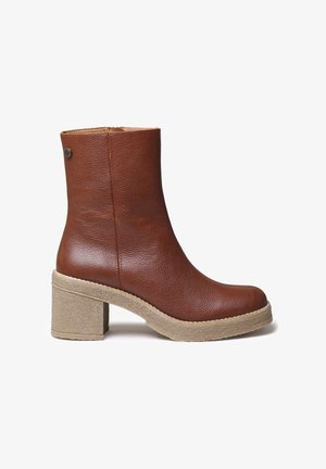 Stivaletti in pelle marrone con finitura testurizzata, punta rotonda e un tacco spesso in gomma beige. Presentano una cerniera laterale e un bottone decorativo.