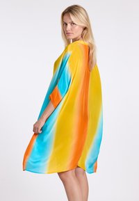 Losse tuniek met een verloopontwerp in helder blauw, oranje en geel. Gemaakt van een gladde stof, met driekwartmouwen.
