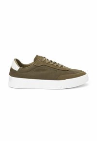 Baskets basses perforées vert olive avec des lacets beige et une semelle blanche, vues de côté sur un fond blanc.