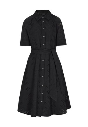 Sort skjortekjole med korte ærmer, knaplukning foran, taljebånd og hulmønster med geometriske udsnit. Glat tekstur, knælang.