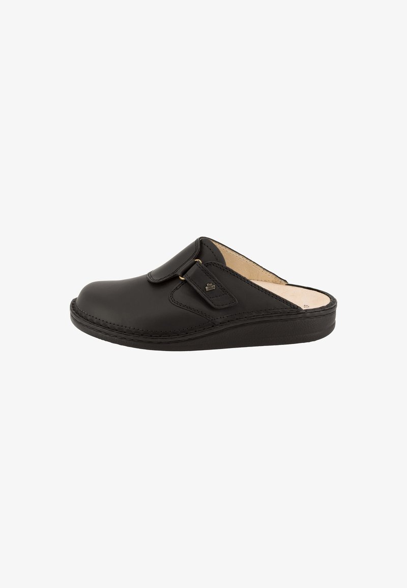 Sabot noir en cuir à enfiler avec bride latérale réglable et semelle rembourrée, conçu pour le confort et la facilité d'utilisation.