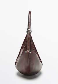 Bruine leren handtas met een driehoekige vorm, voorzien van een dunne schouderriem en metalen accenten. Gladde textuur en minimalistisch ontwerp.