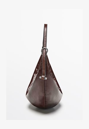 Borsa a mano in pelle marrone dalla forma triangolare, con una sottile tracolla e dettagli metallici. Texture liscia e design minimalista.