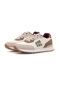 Beige Sneaker mit braunen Akzenten, strukturiertem Wildleder- und Mesh-Obermaterial, Schnürdesign, Gummisohle und Logodetail an der Seite.