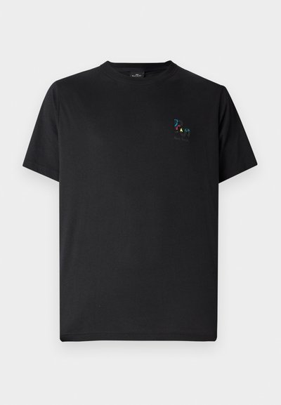 Svart bomullströja med korta ärmar och rund hals. Har en färgglad logotypdesign på vänster bröst. Slät textur, avslappnad passform.