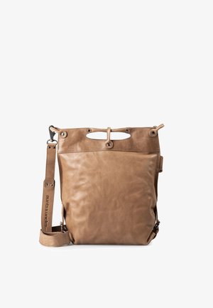 Braune Leder-Schultertasche mit abnehmbarem Riemen, Knopfschlaufe als Verschluss und ausgeschnittenem Griff, steht aufrecht vor weißem Hintergrund.
