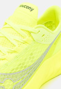 Saucony ENDORPHIN PRO 4 - Zapatillas running asfalto - citron/silver