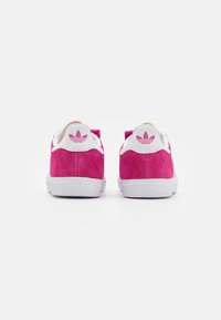 adidas Originals GAZELLE UNISEX - Sneakers low - semi lucid fuchsia/footwear white/gold metallic