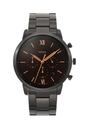 Schwarze Fossil Armbanduhr mit Metallarmband, roségoldenen Zeigern und Markierungen, drei Hilfszifferblättern und Datumsanzeige bei 4 Uhr.