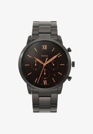 Czarny zegarek na rękę Fossil z metalową bransoletą, wskazówkami i znacznikami w kolorze różowego złota, trzema subtarczami oraz wyświetlaczem daty na pozycji godziny 4.