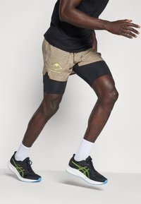 ASICS FUJITRAIL ALL OVER PRINT SHORT MEN - Pantalón corto de deporte - pepper